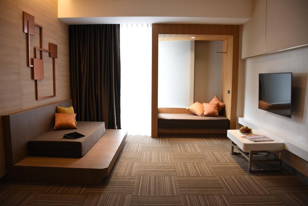Twothree A Homely Hotel - Sha Extra Plus Бангкок Екстер'єр фото